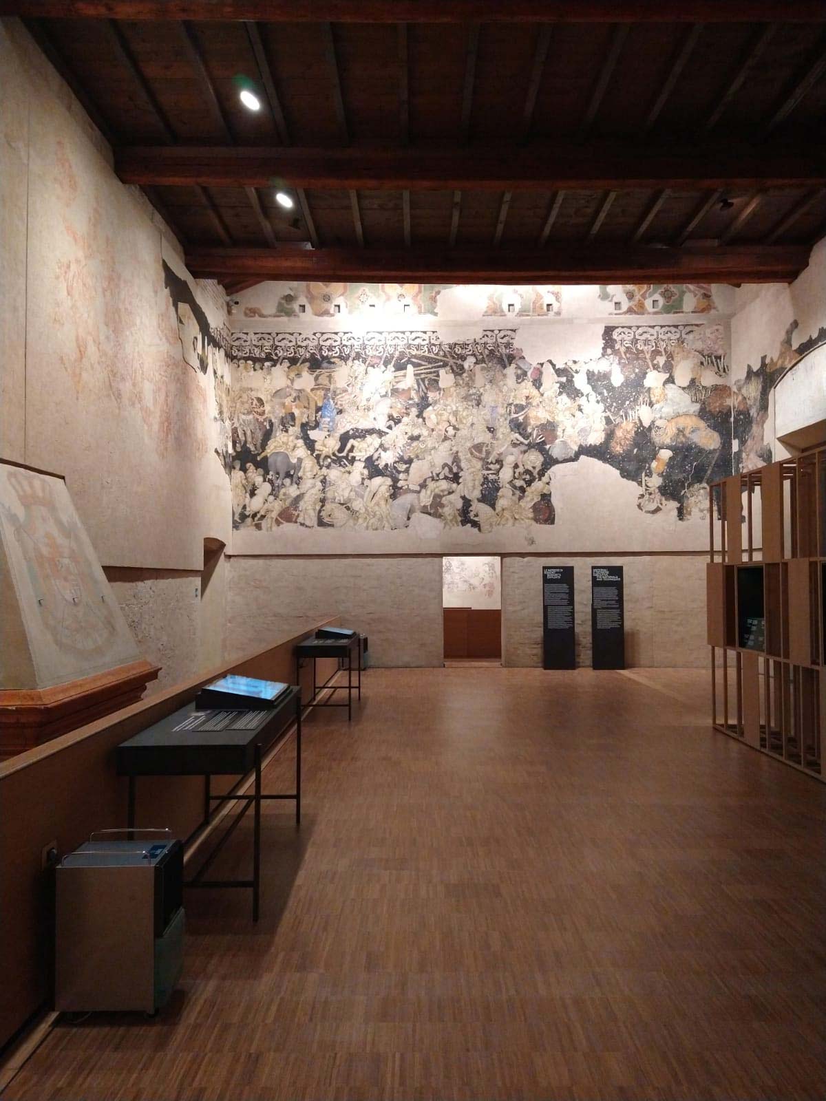 Der renovierte Saal mit der Ausstattung für die Ausstellung Pisanello. Der Tumult der Welt Der renovierte Saal mit der Ausstattung für die Ausstellung Pisanello. Der Tumult der Welt