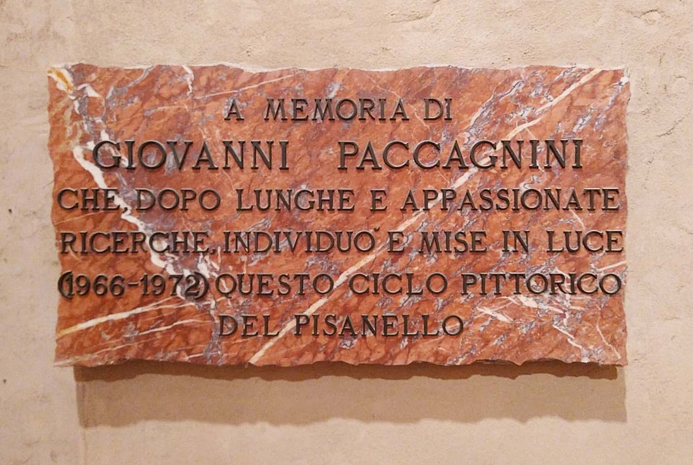 Die Gedenktafel für Giovanni Paccagnini, den Entdecker des Pisanello-Zyklus Die Gedenktafel für Giovanni Paccagnini, den Entdecker des Pisanello-Zyklus