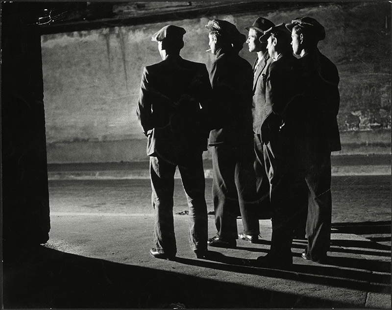 Brassaï, La bande du Grand Albert, quartier Italie (1931-1932 circa; prova alla gelatina d'argento; Collection Bachelot) Brassaï, La bande du Grand Albert, quartier Italie (1931-1932 circa; prova alla gelatina d'argento; Collection Bachelot)