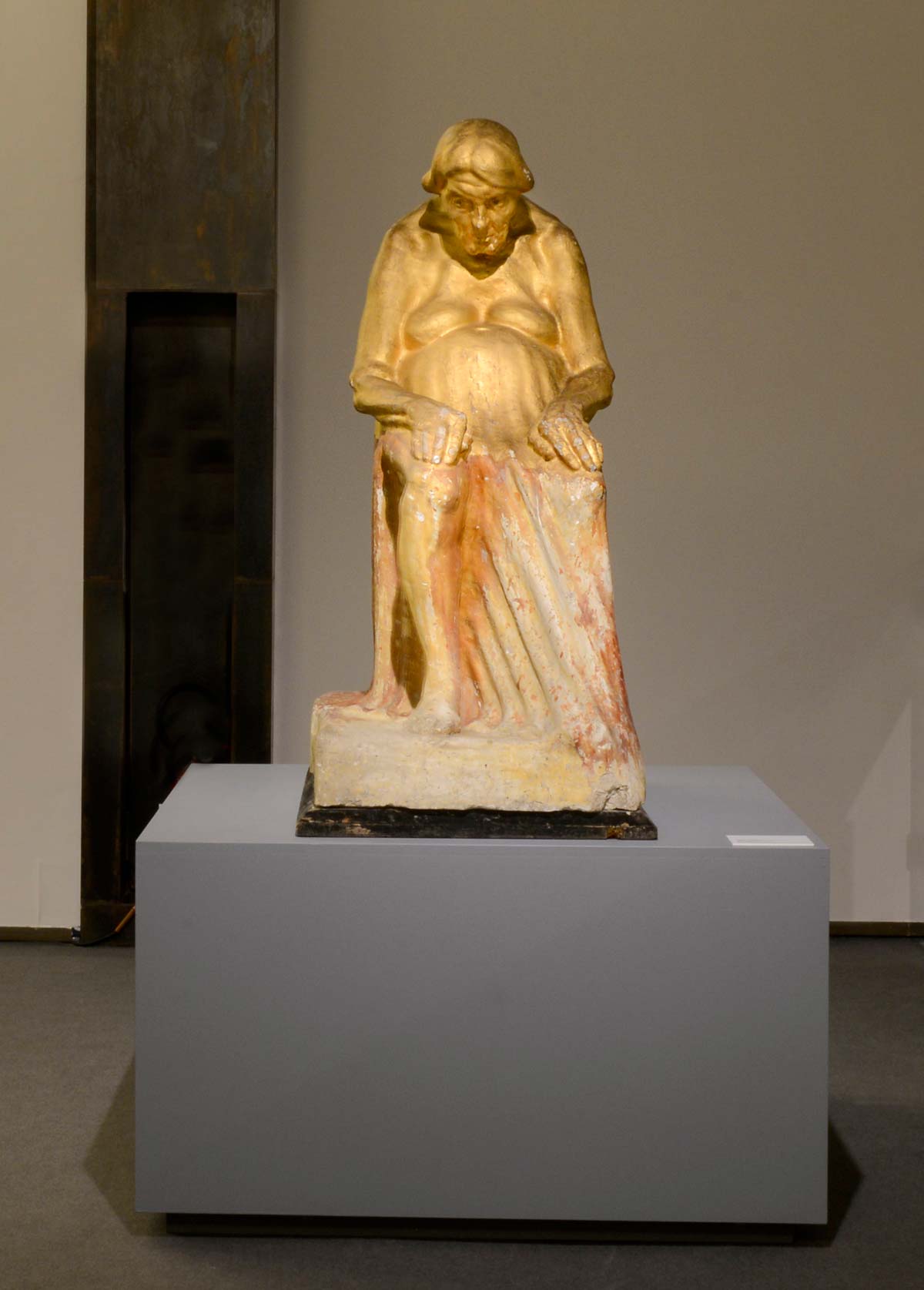 Giovanni Possamai, Vecia Marinela (1912-1913; yeso coloreado y dorado, 130 x 88 x 64 cm; Colección de la familia Possamai) Giovanni Possamai, Vecia Marinela (1912-1913; yeso coloreado y dorado, 130 x 88 x 64 cm; Colección de la familia Possamai)