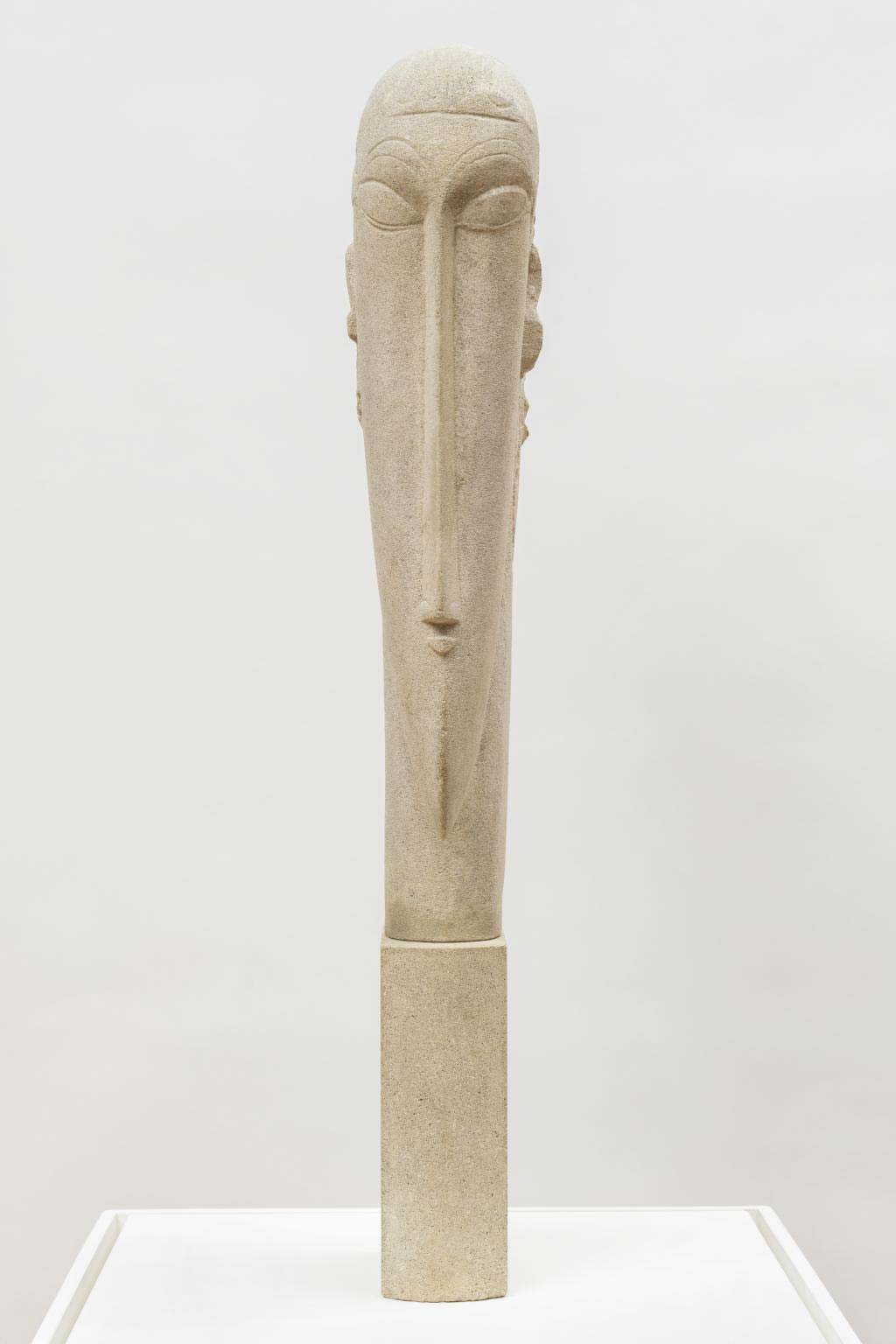 Amedeo Modigliani, Kopf (1911-1912; Kalkstein, 89,2 x 14 x 35,2 cm; London, Tate Gallery) Amedeo Modigliani, Kopf (1911-1912; Kalkstein, 89,2 x 14 x 35,2 cm; London, Tate Gallery)