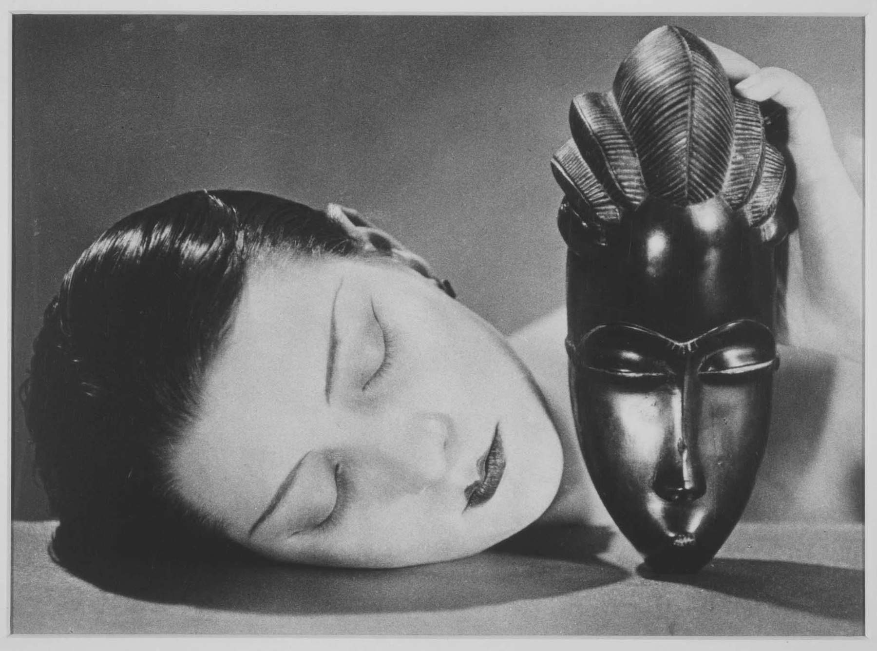 Man Ray, Noire et Blanche (1926; Fotografie, 20 x 27 cm) Man Ray, Noire et Blanche (1926; Fotografie, 20 x 27 cm)