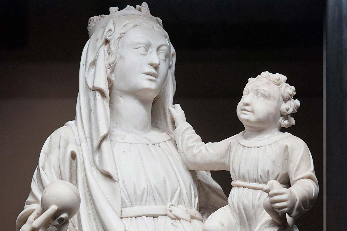 Filippo di Domenico da Venezia, Madonna col Bambino, dettaglio (1401-1410 circa; marmo, 120 x 40 x 30 cm; Villa Saviola, chiesa di San Michele arcangelo) Filippo di Domenico da Venezia, Madonna col Bambino, dettaglio (1401-1410 circa; marmo, 120 x 40 x 30 cm; Villa Saviola, chiesa di San Michele arcangelo)