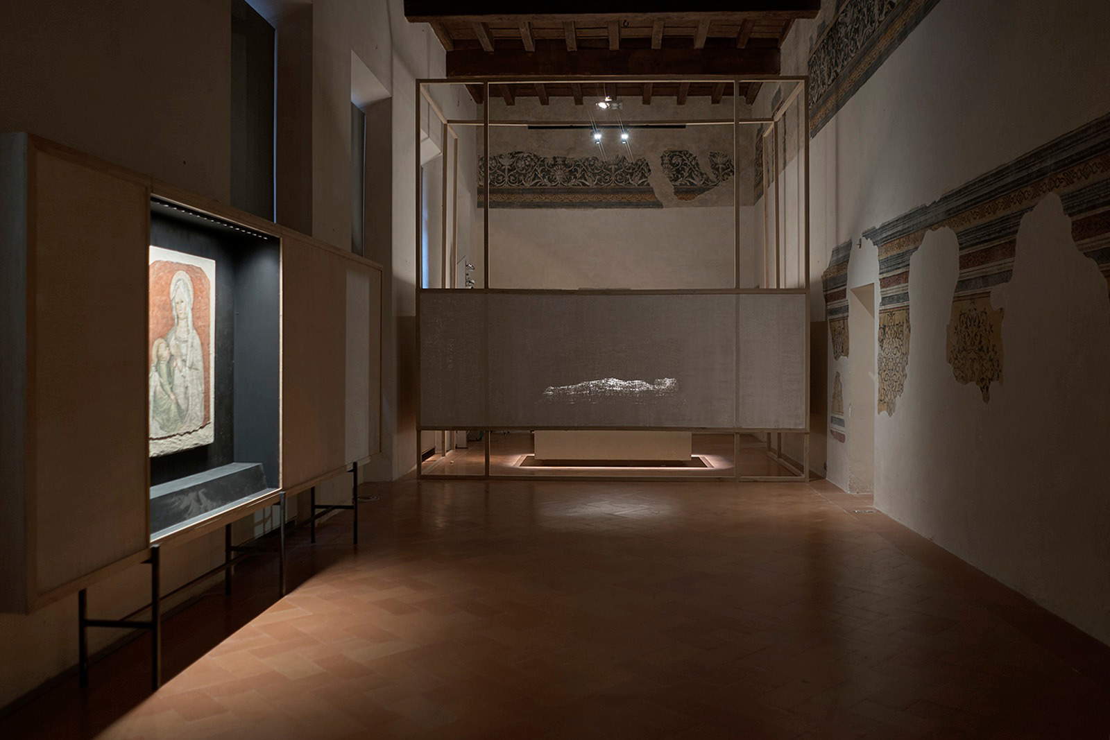 Veduta della mostra Pisanello. Il tumulto del mondo Veduta della mostra Pisanello. Il tumulto del mondo