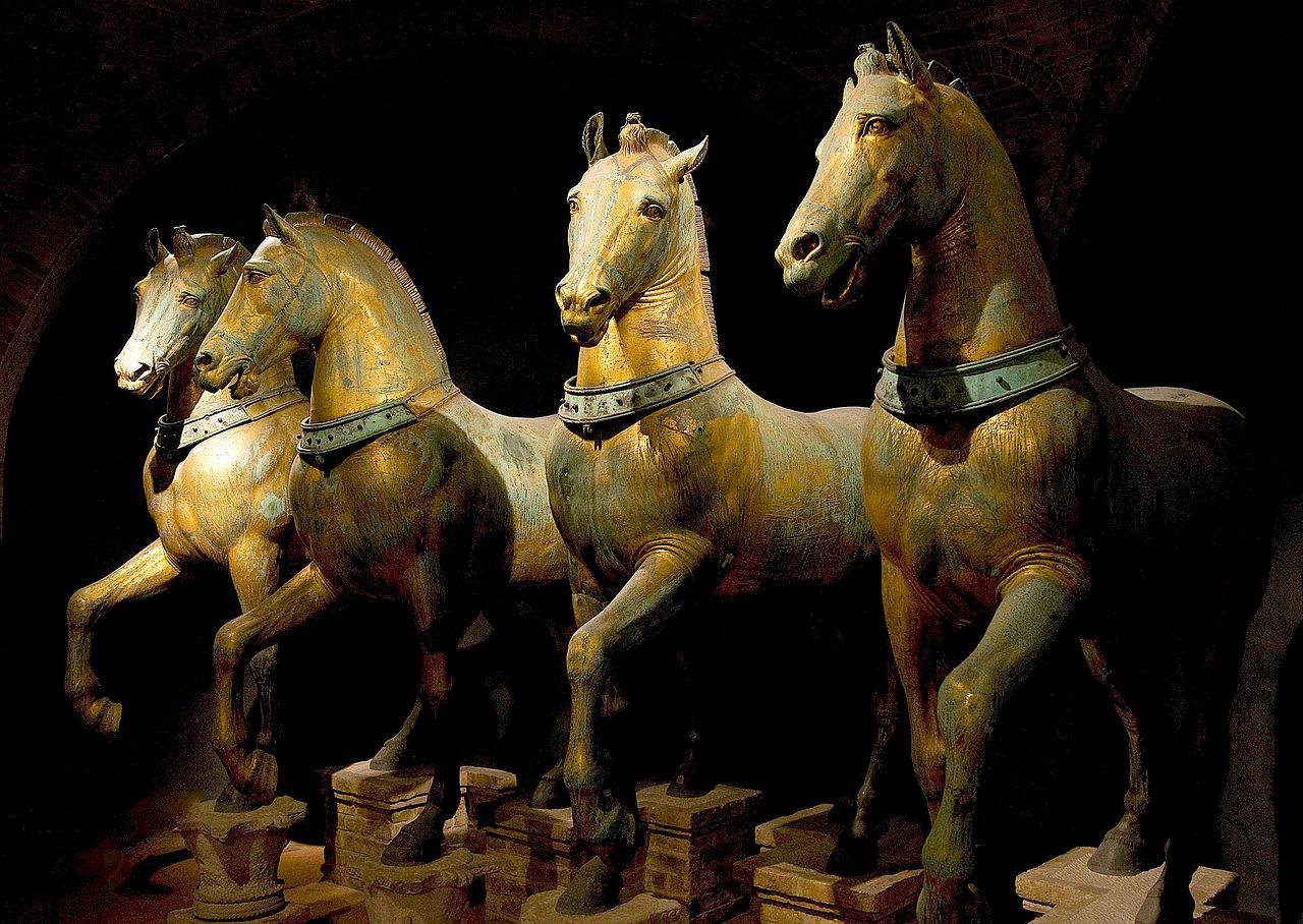 Arte griego (¿Lisipo?) o romano, Caballos de San Marcos (siglo IV a.C. o IV d.C.; bronce dorado, 238 x 252 cm; Venecia, Basílica de San Marcos) Arte griego (¿Lisipo?) o romano, Caballos de San Marcos (siglo IV a.C. o IV d.C.; bronce dorado, 238 x 252 cm; Venecia, Basílica de San Marcos)