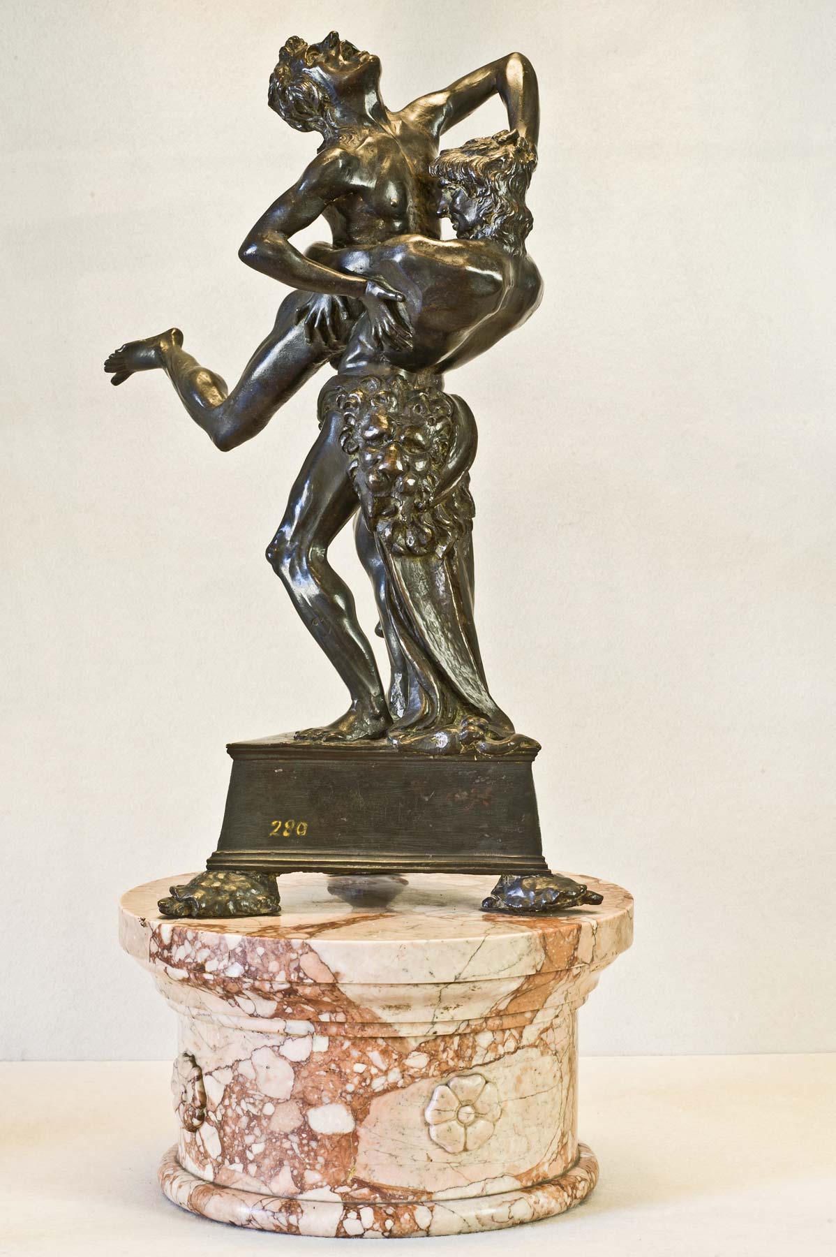 Antonio del Pollaiolo, Ercole e Anteo (1475 circa; bronzo, altezza 45 cm; Firenze, Museo Nazionale del Bargello) Antonio del Pollaiolo, Ercole e Anteo (1475 circa; bronzo, altezza 45 cm; Firenze, Museo Nazionale del Bargello)