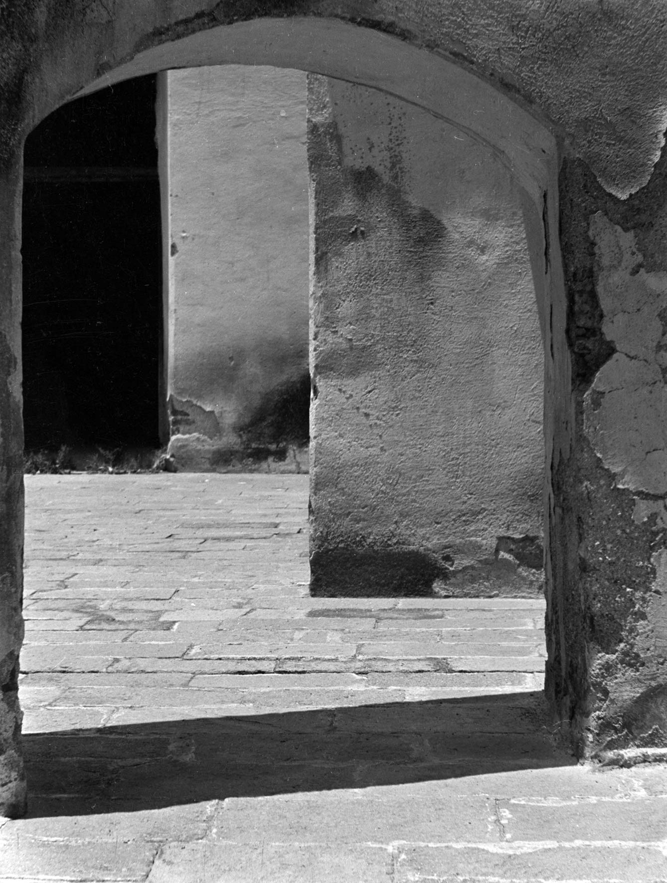 Tina Modotti, Arco y patio de un exconvento (1924; Mexiko-Stadt) © SC.INAH.SINAFO.FN Tina Modotti, Arco y patio de un exconvento (1924; Mexiko-Stadt) © SC.INAH.SINAFO.FN