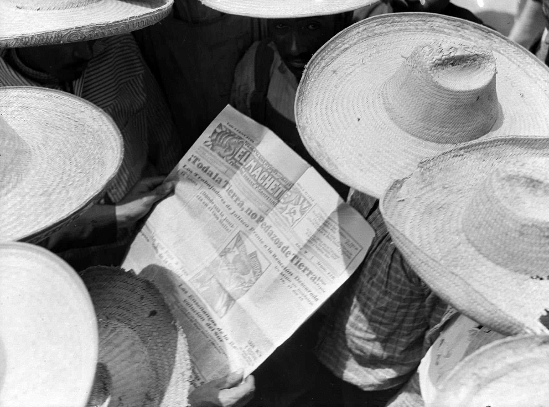 Tina Modotti, Campesinos leyendo el Machete (um 1929; Mexiko-Stadt) © SC.INAH.SINAFO.FN Tina Modotti, Campesinos leyendo el Machete (um 1929; Mexiko-Stadt) © SC.INAH.SINAFO.FN