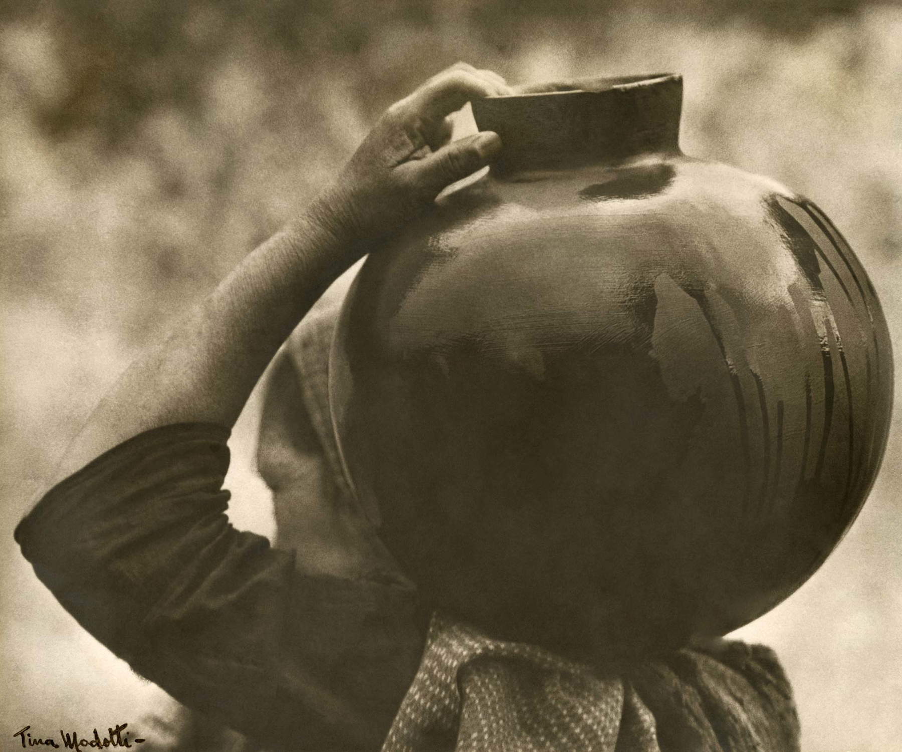 Tina Modotti, Zapotekische Bäuerin mit Krug auf der Schulter (Stiftung Manuel Alvarez Bravo Archiv; Inv. 139.002.000) Tina Modotti, Zapotekische Bäuerin mit Krug auf der Schulter (Stiftung Manuel Alvarez Bravo Archiv; Inv. 139.002.000)
