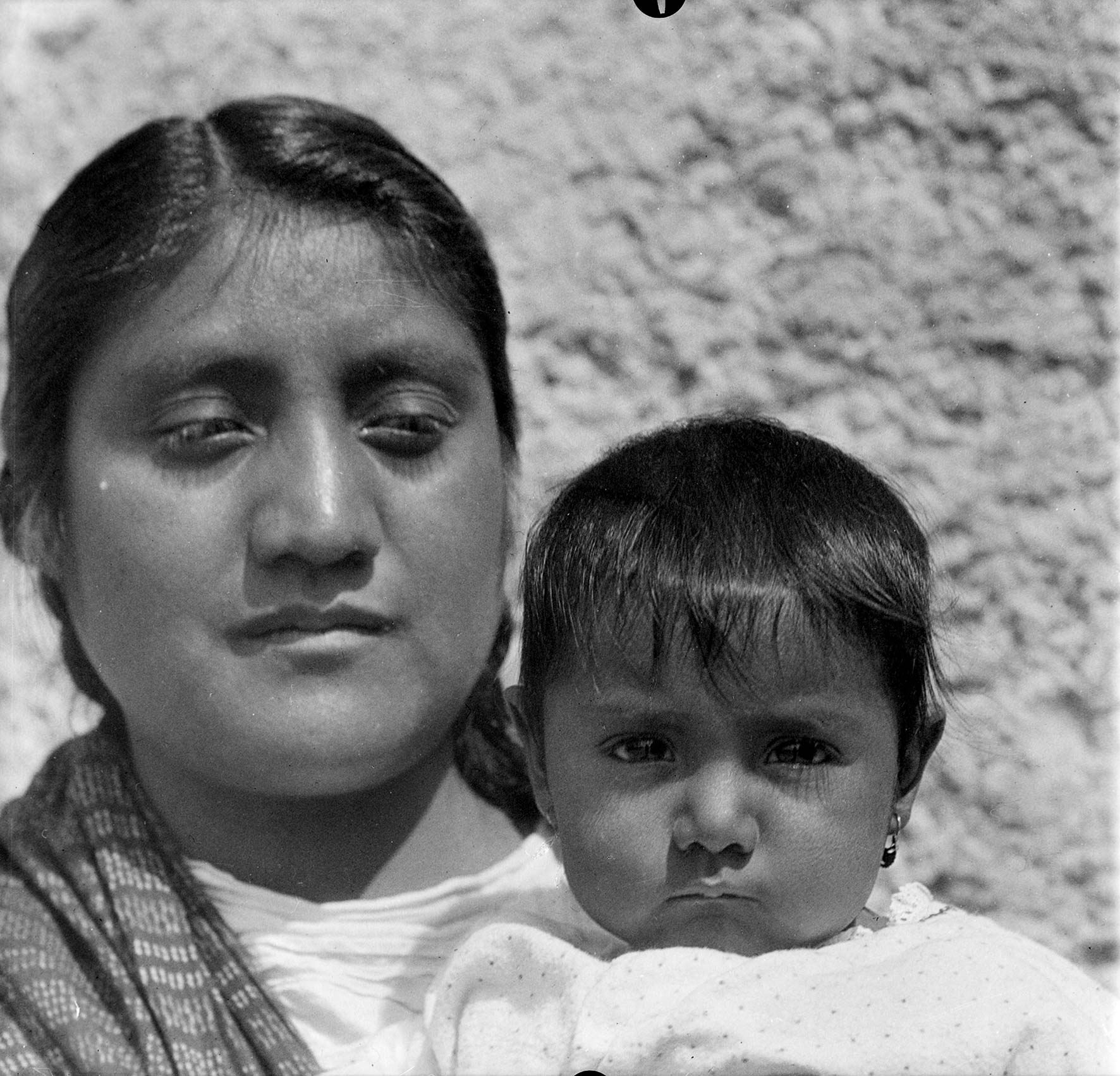 Tina Modotti, Luz Jiménez e hija (um 1926; Mexiko-Stadt) © SC.INAH.SINAFO.FN Tina Modotti, Luz Jiménez e hija (um 1926; Mexiko-Stadt) © SC.INAH.SINAFO.FN