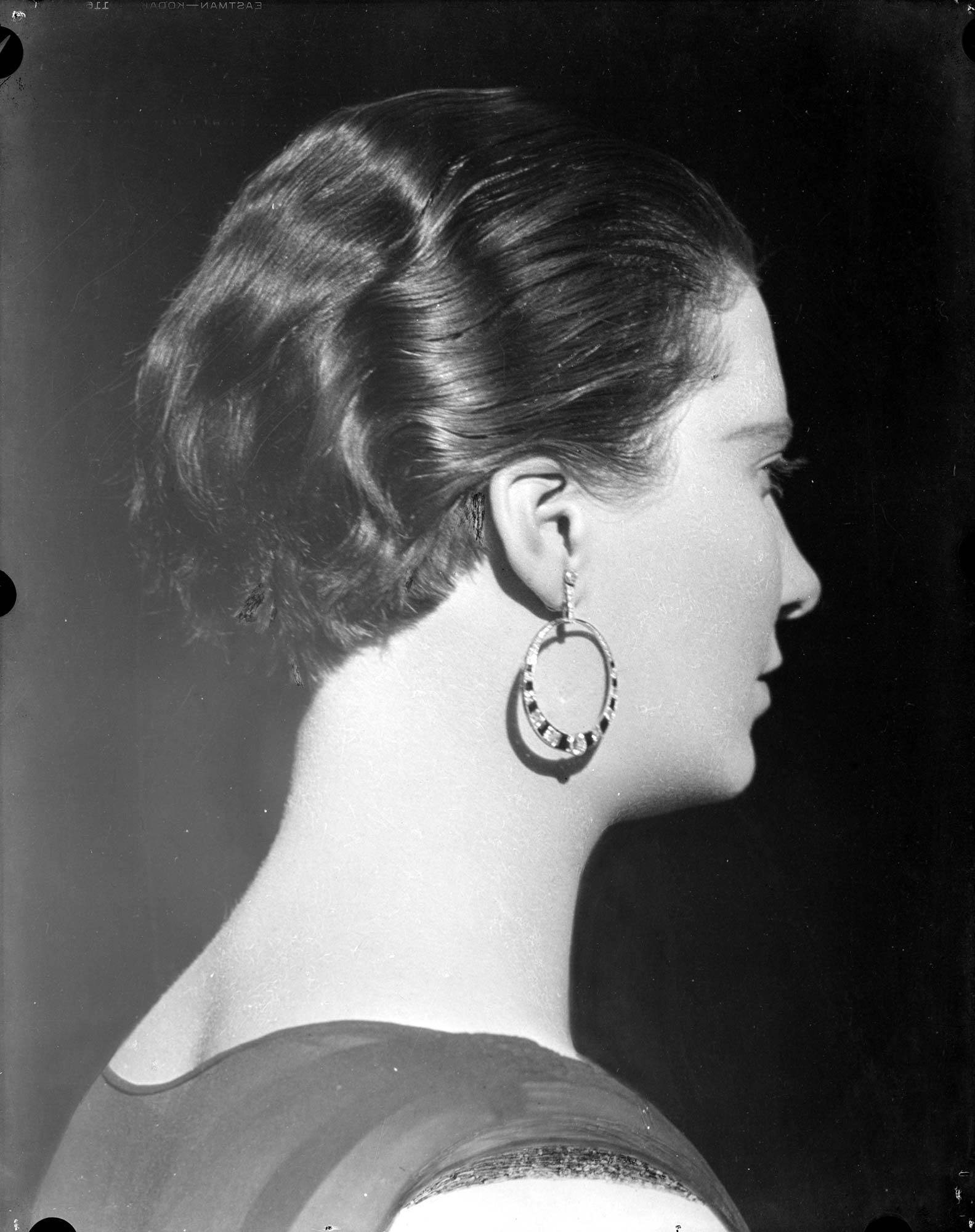 Tina Modotti, Mujer, retrato de perfil (um 1925; Mexiko-Stadt) © SC.INAH.SINAFO.FN Tina Modotti, Mujer, retrato de perfil (um 1925; Mexiko-Stadt) © SC.INAH.SINAFO.FN