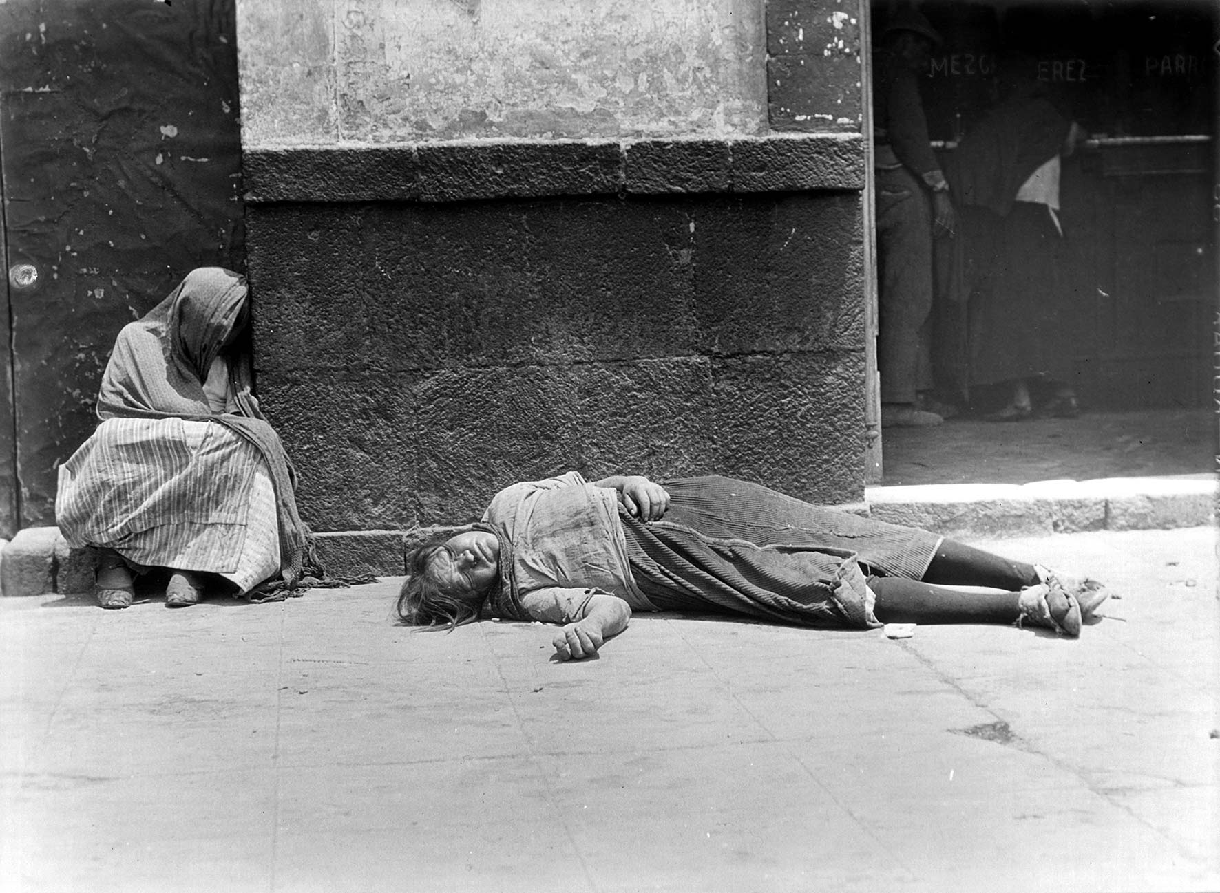 Tina Modotti, Mujeres indigentes en una calle (um 1925; Mexiko-Stadt) © SC.INAH.SINAFO.FN Tina Modotti, Mujeres indigentes en una calle (um 1925; Mexiko-Stadt) © SC.INAH.SINAFO.FN