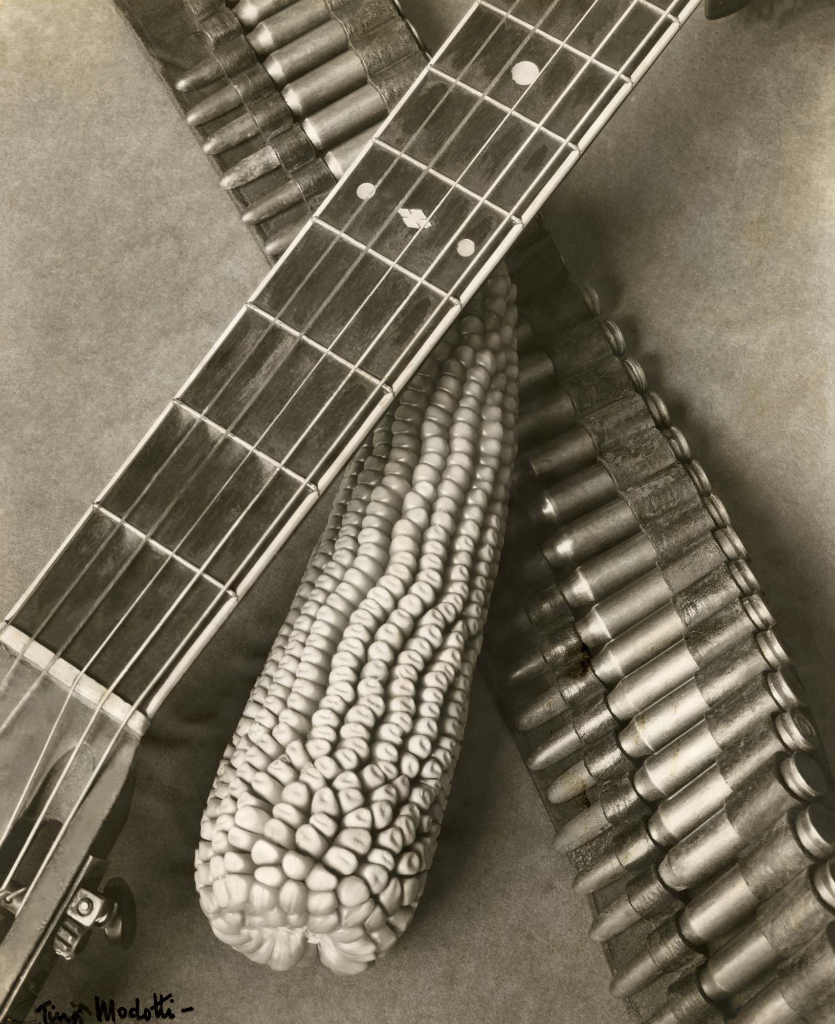 Tina Modotti, Cob, Gitarre und Patronenhülse (1927; Stiftung Manuel Alvarez Bravo Archiv, Inv. 138.012.000) Tina Modotti, Cob, Gitarre und Patronenhülse (1927; Stiftung Manuel Alvarez Bravo Archiv, Inv. 138.012.000)