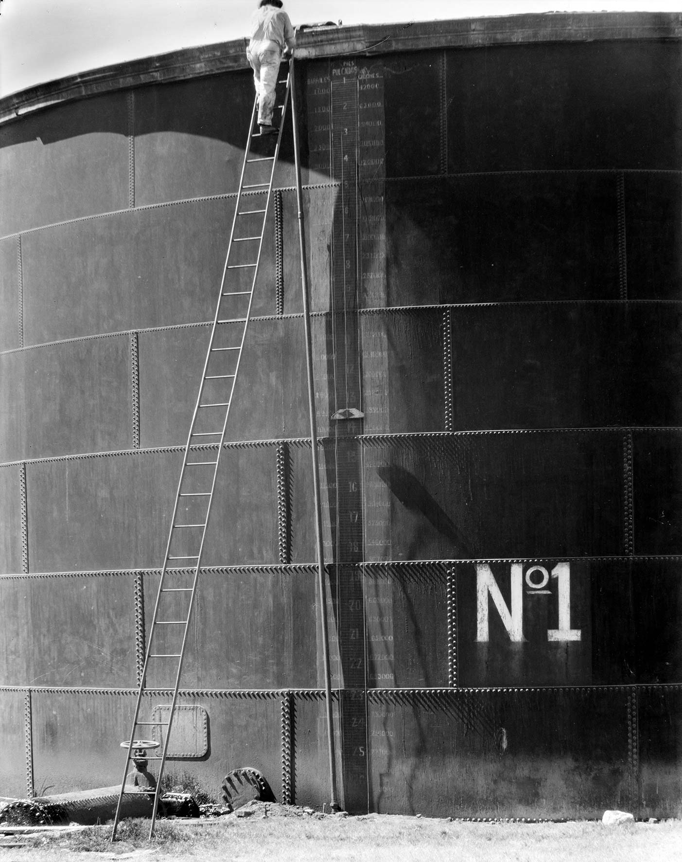 Tina Modotti, Tanque no. 1 (um 1928; Mexiko-Stadt) © SC.INAH.SINAFO.FN Tina Modotti, Tanque no. 1 (um 1928; Mexiko-Stadt) © SC.INAH.SINAFO.FN