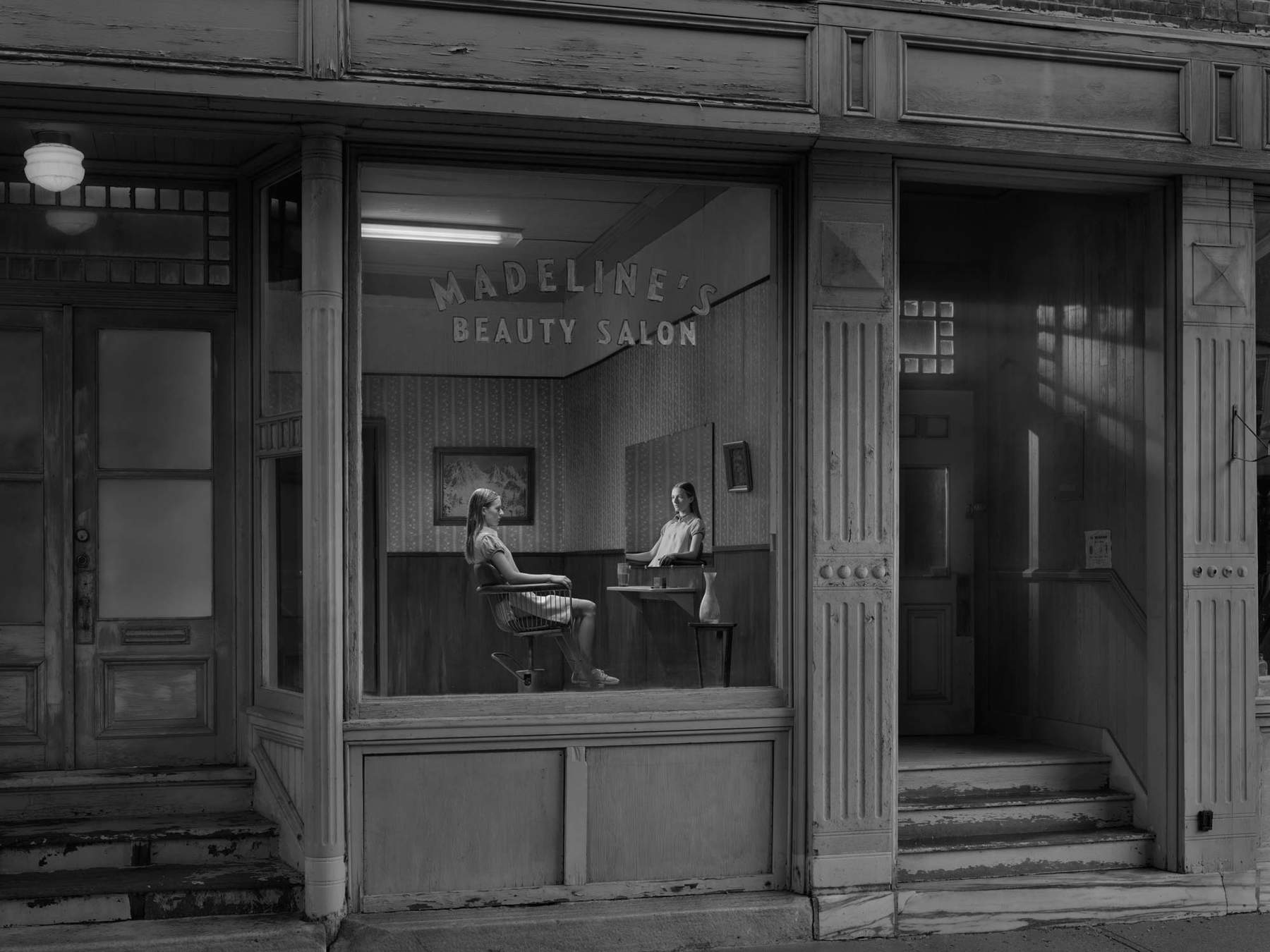 Gregory Crewdson, Madeline's Beauty Salon (2021-2022; digitaler Pigmentdruck, 87,6 &times; 116,8 cm) &copy; Gregory Crewdson