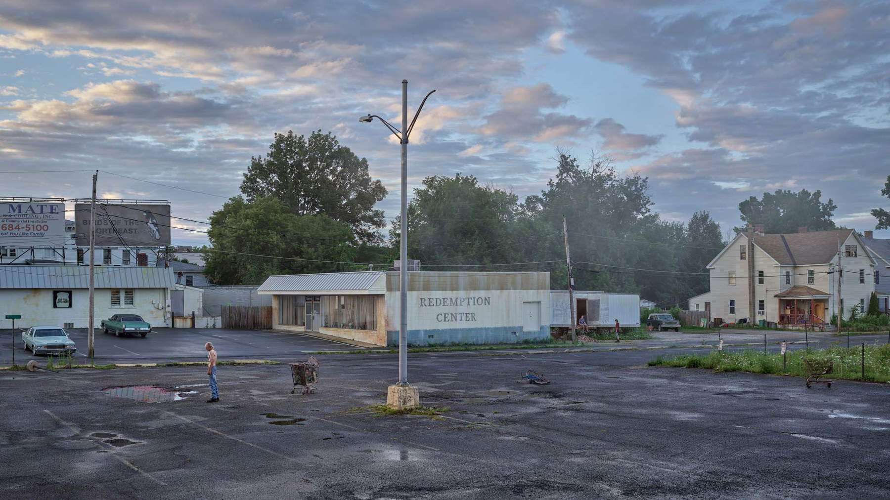 Gregory Crewdson, Redemption Center (2018-2019; digitaler Pigmentdruck, 127 &times; 225,8 cm) &copy; Gregory Crewdson