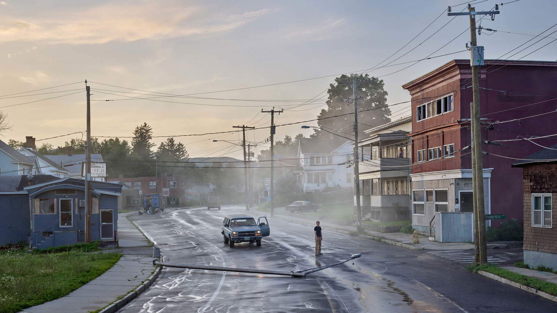 Gregory Crewdson, Starkfield Lane (2018-2019; digitaler Pigmentdruck, 127 &times; 225,8 cm) &copy; Gregory Crewdson