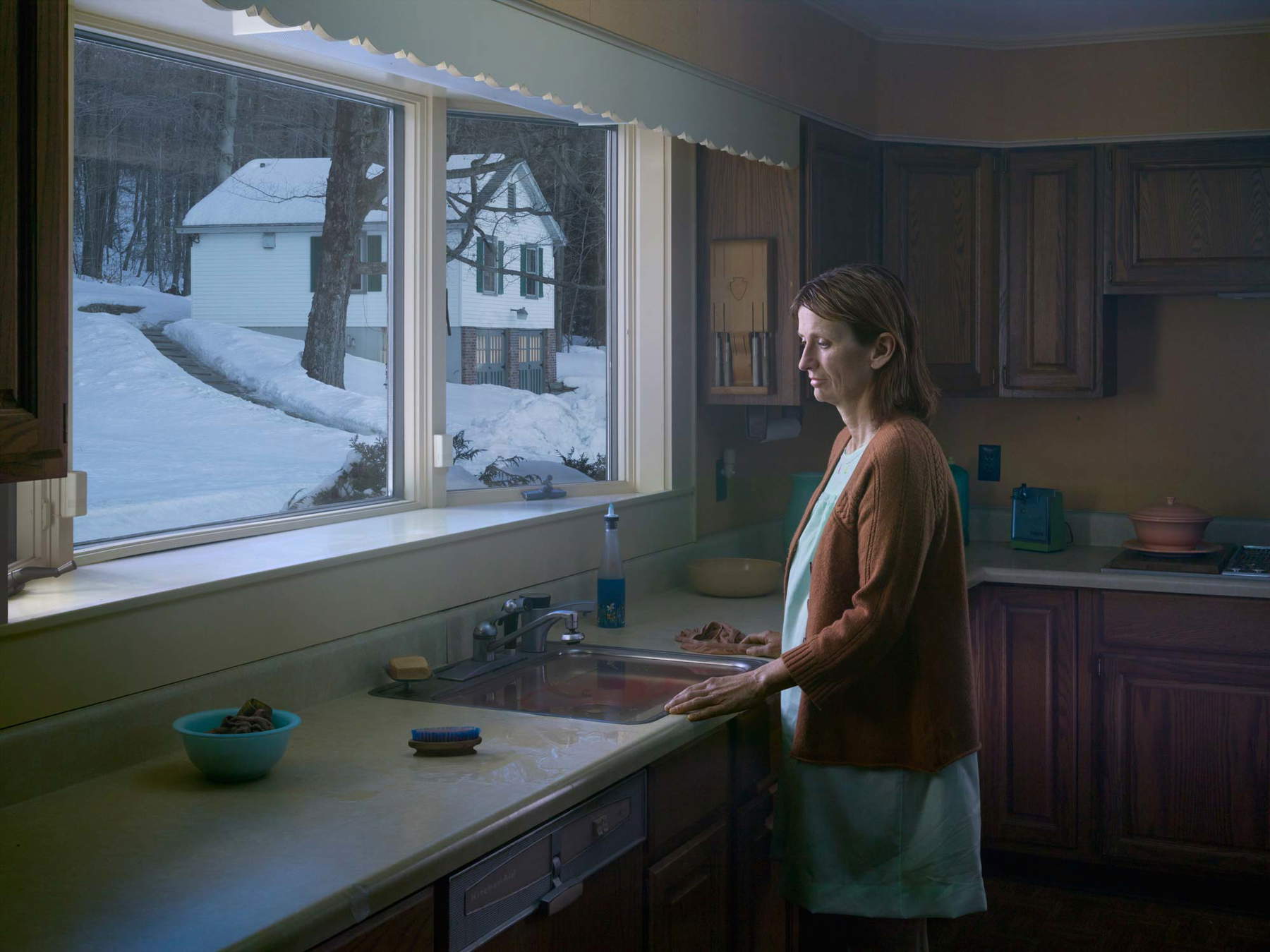Gregory Crewdson, Frau am Spülbecken (2014; digitaler Pigmentdruck, 95,2 &times; 127 cm) &copy; Gregory Crewdson