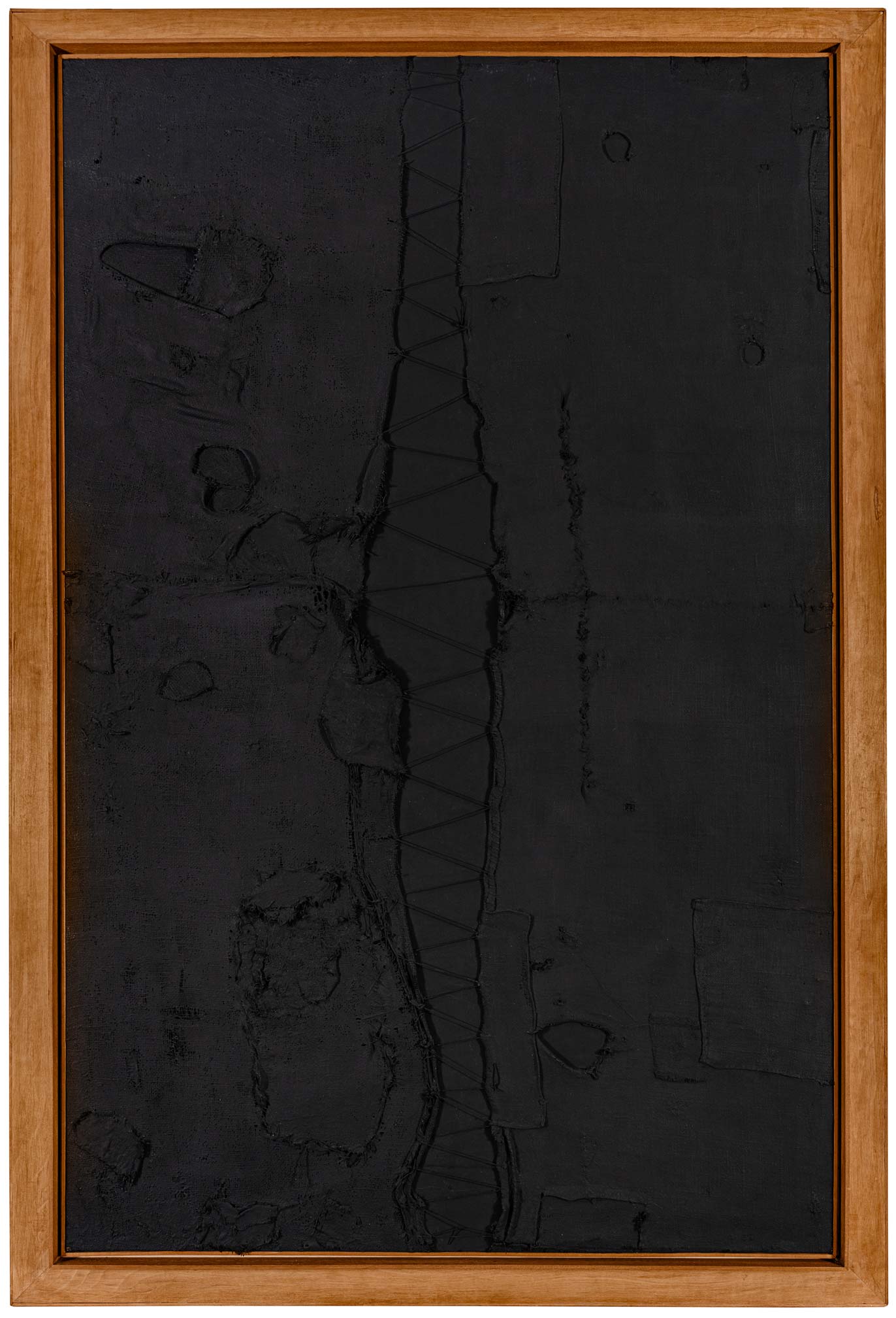 Alberto Burri, Nero con punti (1958; yute, pintura polímera sintética, vinavil, lienzo de textura fina, 200 x 128 cm; Bolonia, Grupo Unipol) &copy; Fondazione Palazzo Albizzini - Colección Burri, Citt&agrave; di Castello 2022