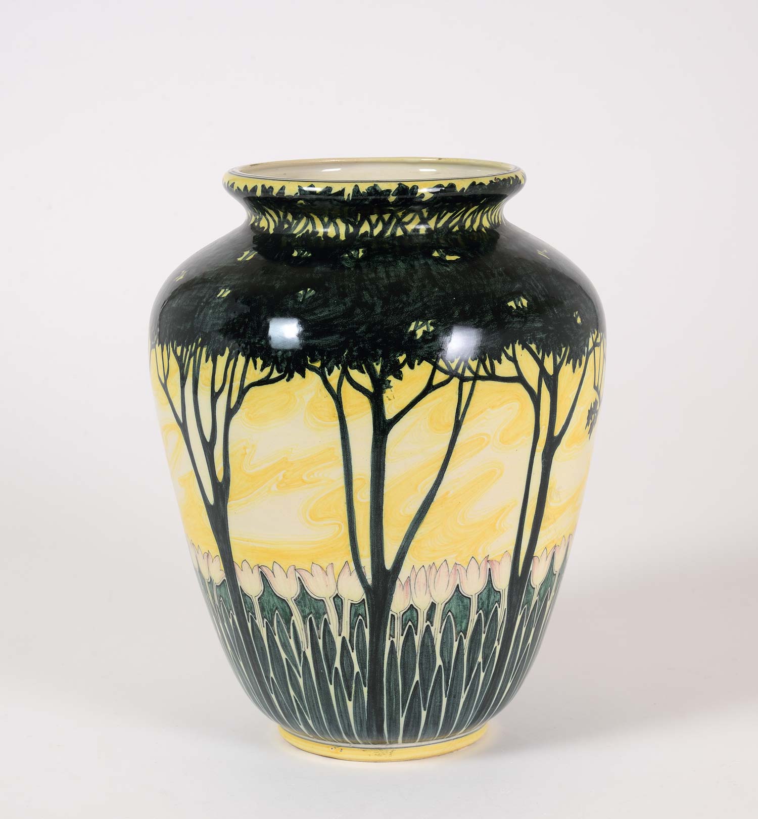 Galileo Chini, Vaso ad otre mit Bäumen und Tulpenmotiv (1898 - 1902, Arte della Ceramica, Privatsammlung) Galileo Chini, Vaso ad otre mit Bäumen und Tulpenmotiv (1898 - 1902, Arte della Ceramica, Privatsammlung)