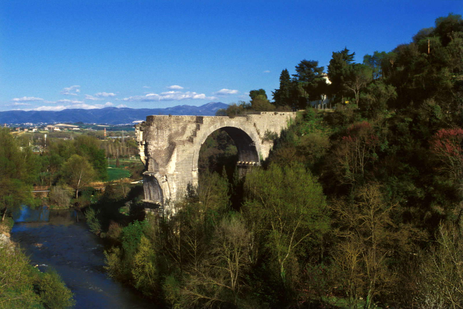 Las ruinas del Puente de Augusto. Foto: Umbria Experience