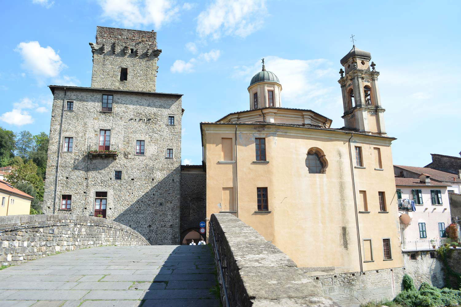 Der Turm von Castelnuovo und das Oratorium der Muttergottes. Foto: Elia Santini Der Turm von Castelnuovo und das Oratorium der Muttergottes. Foto: Elia Santini