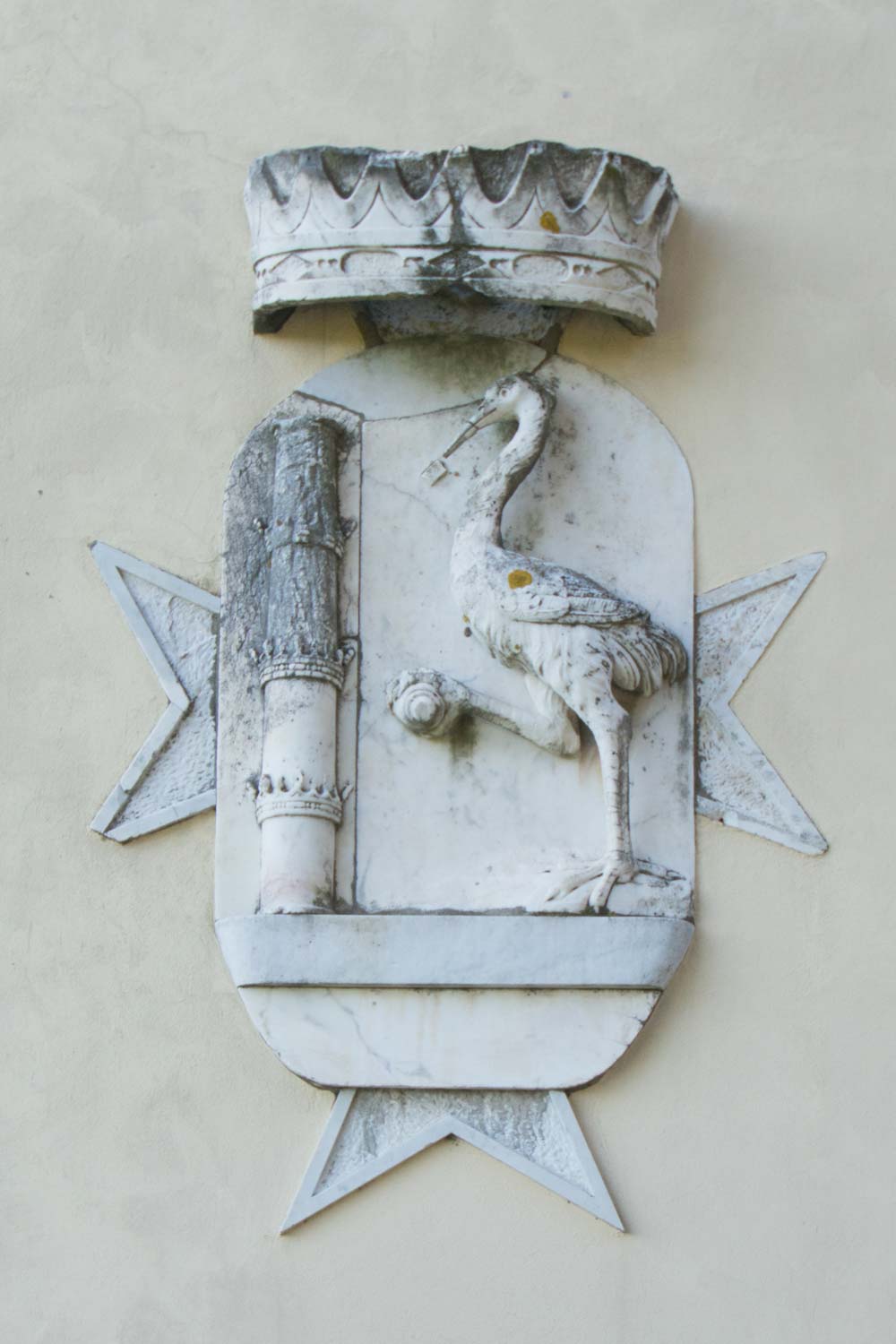 Das Wappen der Dosi an der Fassade der Villa. Foto: Elia Santini Das Wappen der Dosi an der Fassade der Villa. Foto: Elia Santini