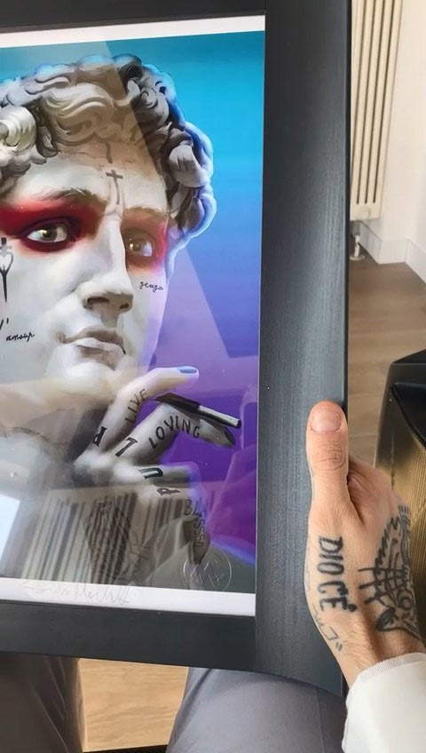 Achille Lauro poses with the work of Giulio Marchetti Achille Lauro poses with the work of Giulio Marchetti