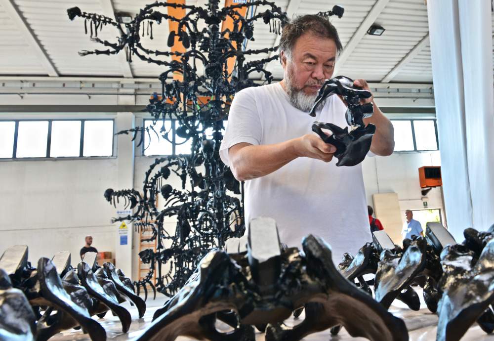 En las Termas de Diocleciano, la Comedia Humana de Ai Weiwei, una monumental araña de cristal de Murano. 