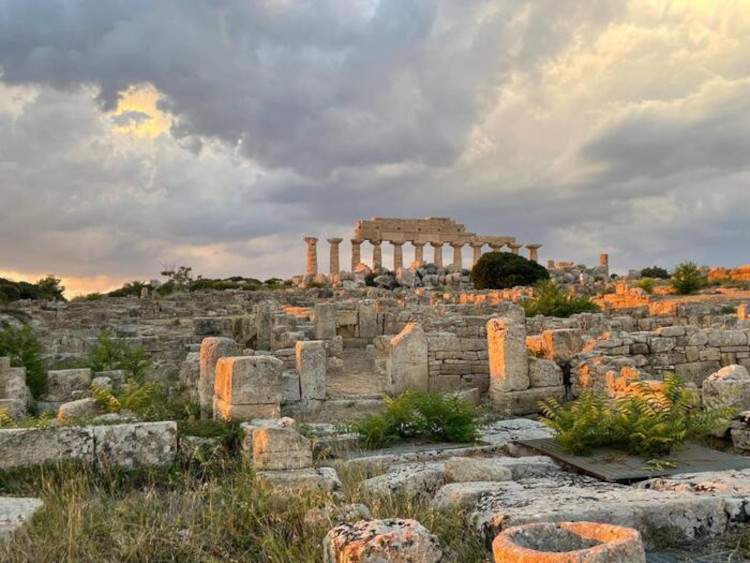 Walking at dawn among the temples of Selinunte: CoopCulture organizes special opera guided tours