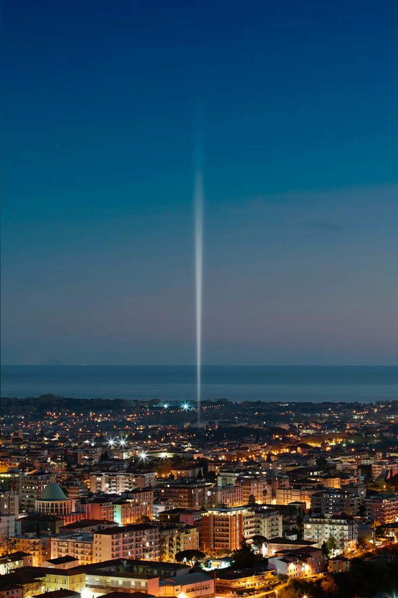 Aldo Giannotti, A Vertical Spotlight is placed on the Rooftop of the Institution and can be seen from the whole Town (Massa, 2022). Foto di Marco Petracci Aldo Giannotti, A Vertical Spotlight is placed on the Rooftop of the Institution and can be seen from the whole Town (Massa, 2022). Foto di Marco Petracci