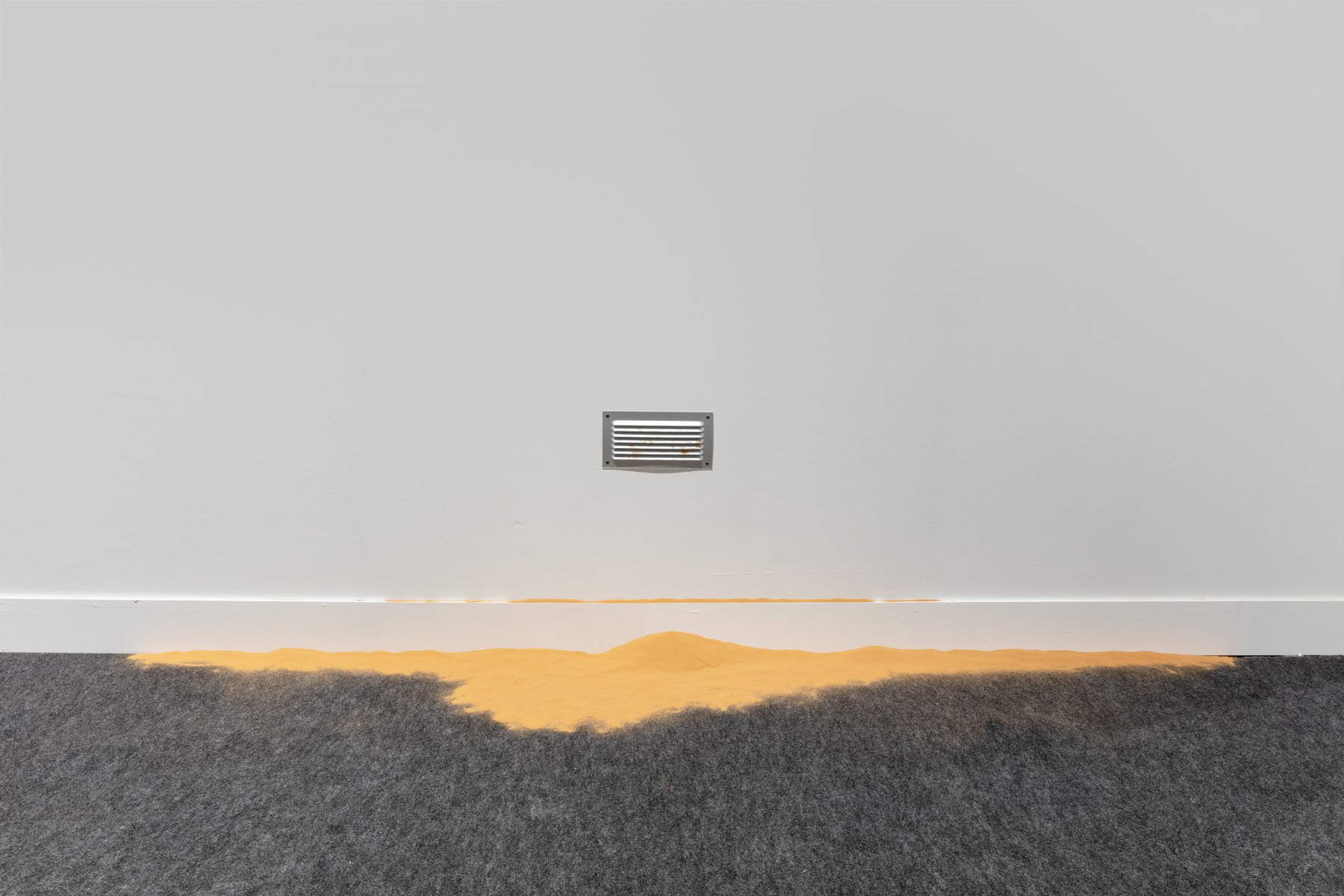 Alex Ayed, Sans titre (évent) (2015 ; Sahara Sand, évent en aluminium, dimensions variables). Photo de Sebastiano Pellion di Persano