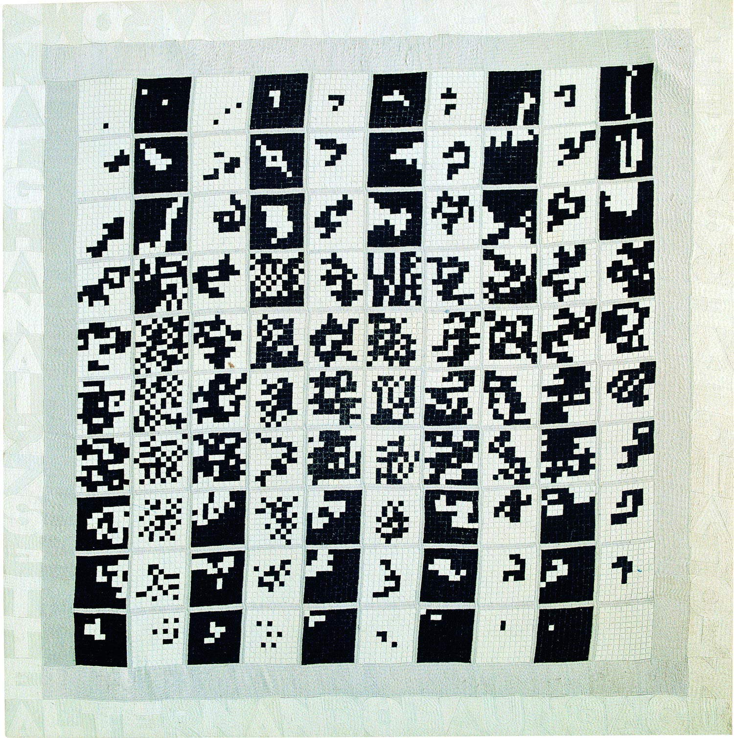 Alighiero Boetti, Alternando da uno a cento e viceversa (1977; Arazzo, 126 x 126 cm; Milano, Fondazione Arnaldo Pomodoro) © Fondazione Alighiero e Boetti Alighiero Boetti, Alternando da uno a cento e viceversa (1977; Arazzo, 126 x 126 cm; Milano, Fondazione Arnaldo Pomodoro) © Fondazione Alighiero e Boetti