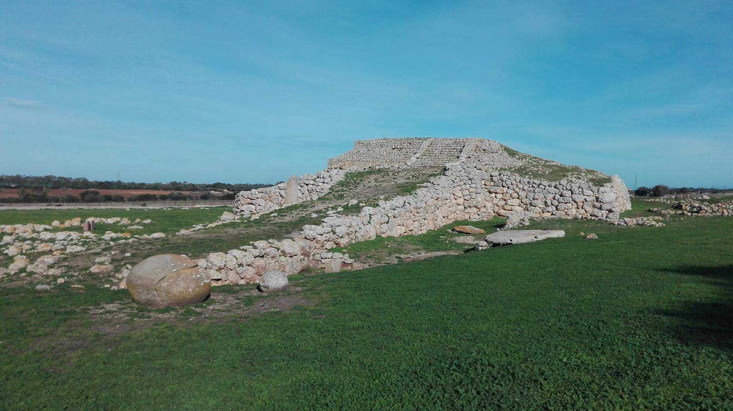 L'autel pré-nuragique du Monte d'Accoddi L'autel pré-nuragique du Monte d'Accoddi