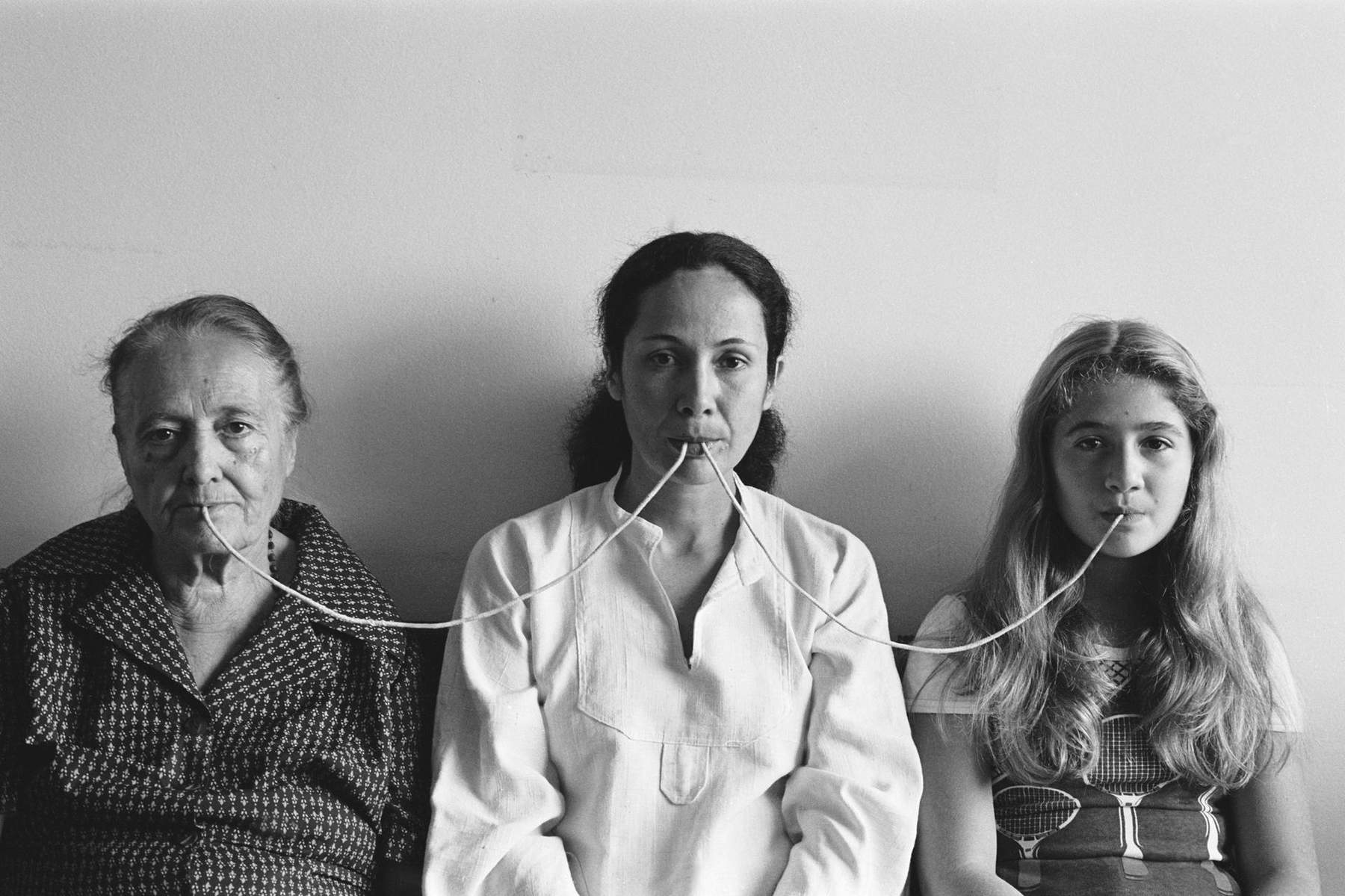 Anna Maria Maiolino, Por um fio (Serie Photopoemacao) (1976; Fotografie, 52 x 79 cm). Mit freundlicher Genehmigung des Künstlers und der Videoinsight Collection, Turin Anna Maria Maiolino, Por um fio (Serie Photopoemacao) (1976; Fotografie, 52 x 79 cm). Mit freundlicher Genehmigung des Künstlers und der Videoinsight Collection, Turin