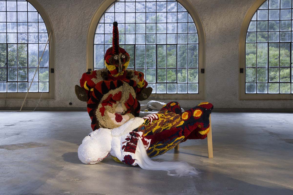 Anna Perach, Night Story (2019 ; fil matelassé, perles et cadre en bois)