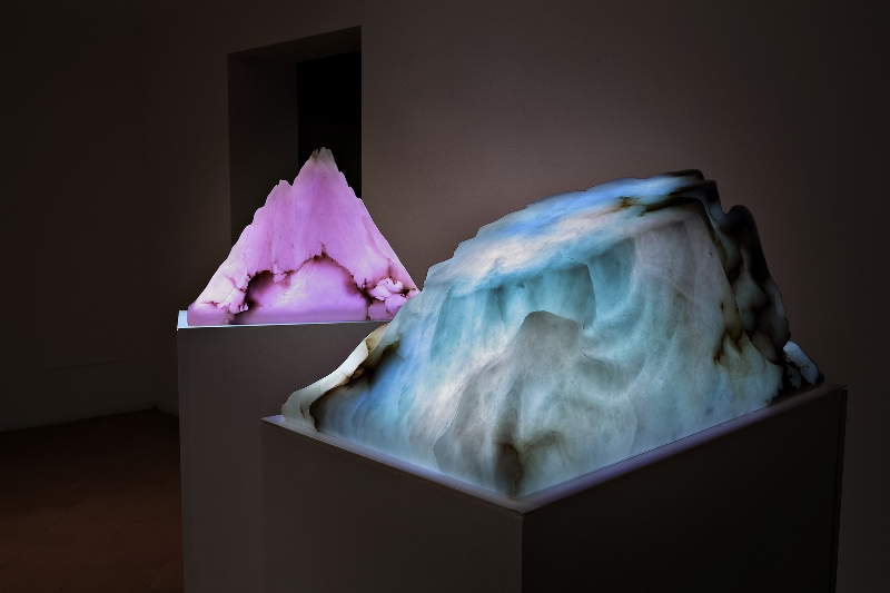 Aqua Aura, Shelters - On The Very Nature Of Light (2017; video sculture, alabastro, legno, video proiezione, suono - durata 19 min. in loop, dimensioni variabili). Foto di Fabio Fantini Aqua Aura, Shelters - On The Very Nature Of Light (2017; video sculture, alabastro, legno, video proiezione, suono - durata 19 min. in loop, dimensioni variabili). Foto di Fabio Fantini