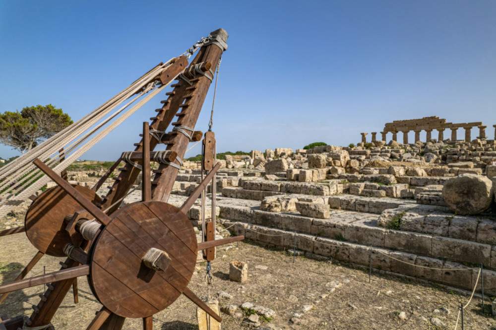 Una exposición reconstruye las obras de los templos de Selinunte