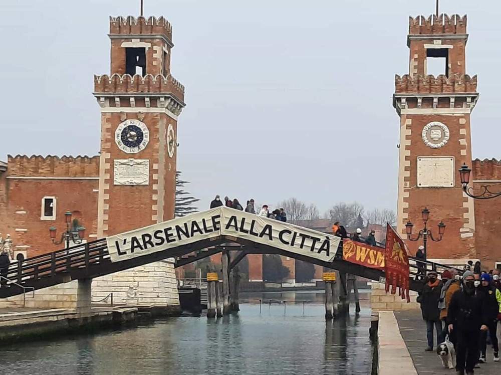 L'Arsenal aux citoyens : Venise, manifestations contre la cession à la Biennale et à la Marine 
