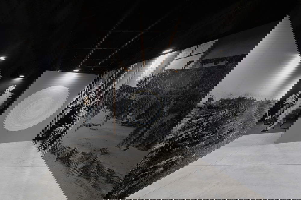 Mise en place de l'exposition RHAMESJAFACOSEYJAFADRAYTON à l'OGR, Plate-forme 1