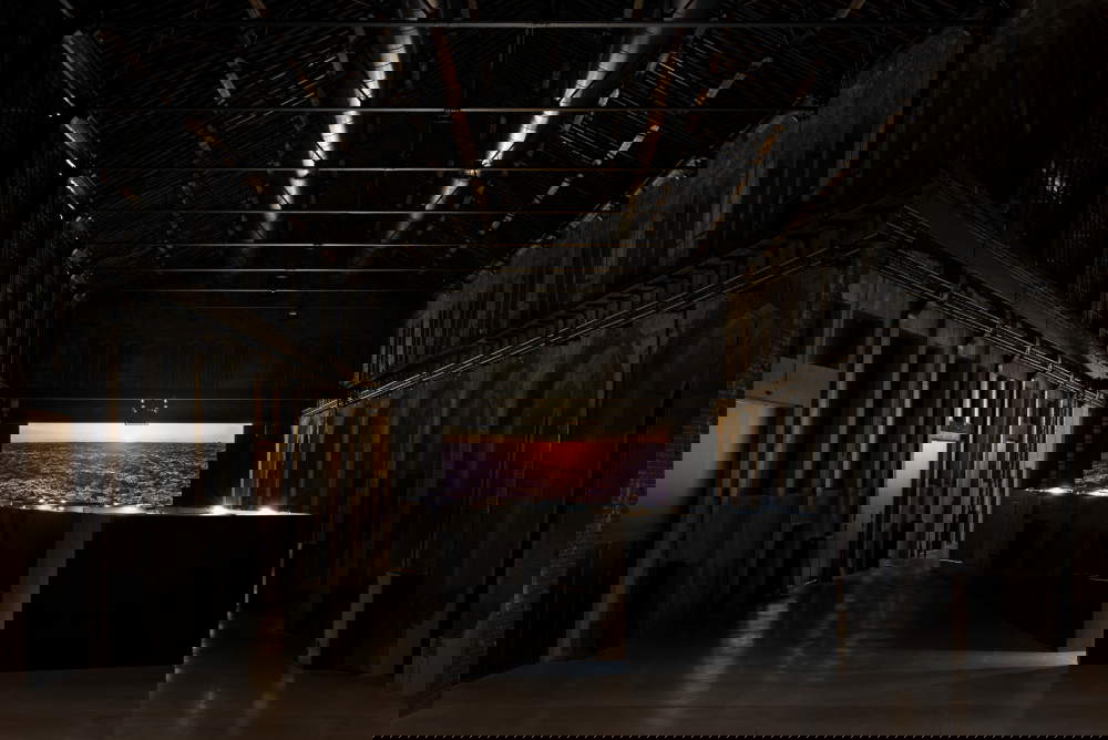 Mise en place de l'exposition RHAMESJAFACOSEYJAFADRAYTON à l'OGR, Plate-forme 1