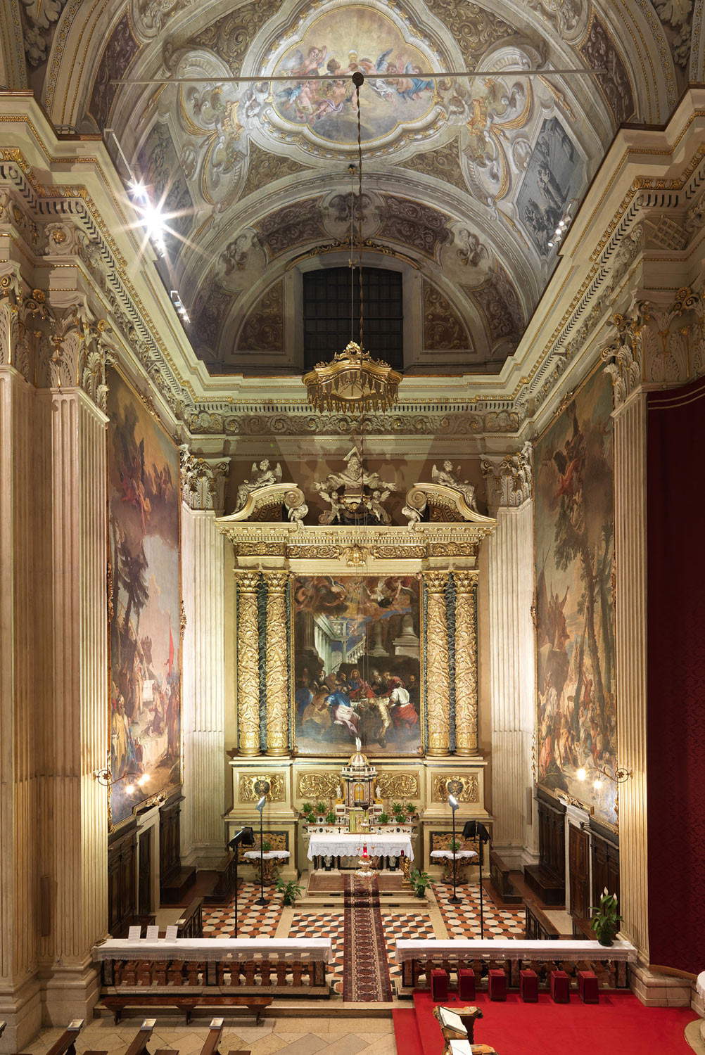 Die Kapelle des Allerheiligsten Sakraments in der Basilika San Lorenzo in Verolanuova, mit den beiden Gemälden von Tiepolo Die Kapelle des Allerheiligsten Sakraments in der Basilika San Lorenzo in Verolanuova, mit den beiden Gemälden von Tiepolo
