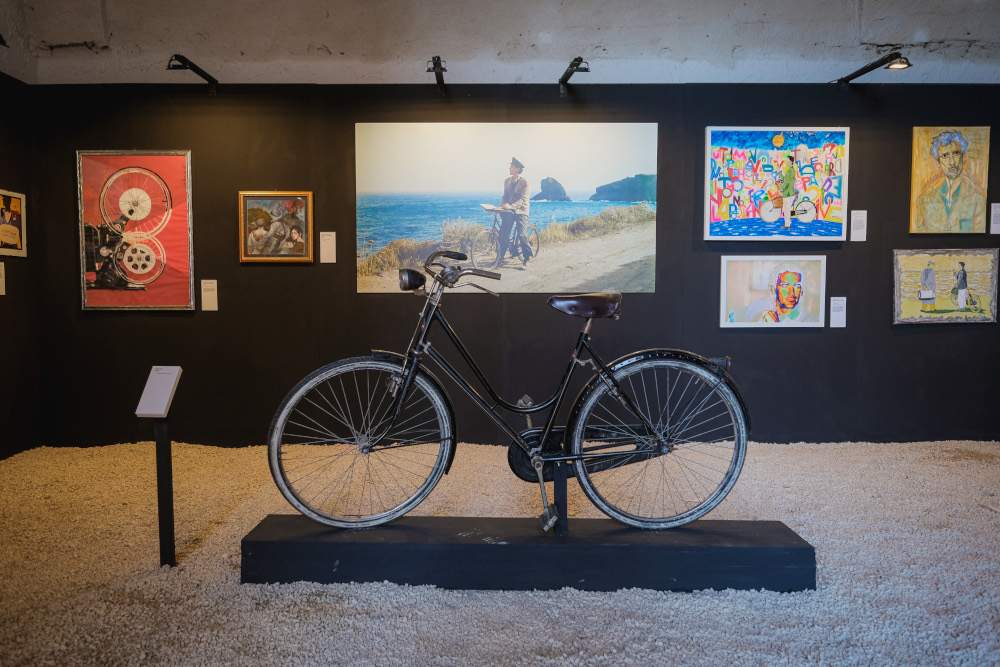 Procida rend hommage à Troisi. La bicyclette d'Il postino revient pour une exposition organisée par le petit-fils du grand acteur. 