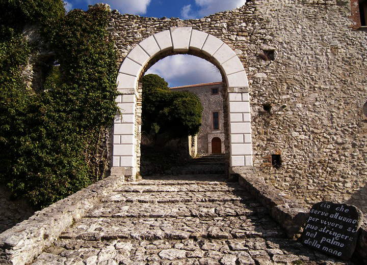 Ingresso al borgo di Antuni. Foto Pro Loco Roma Ingresso al borgo di Antuni. Foto Pro Loco Roma