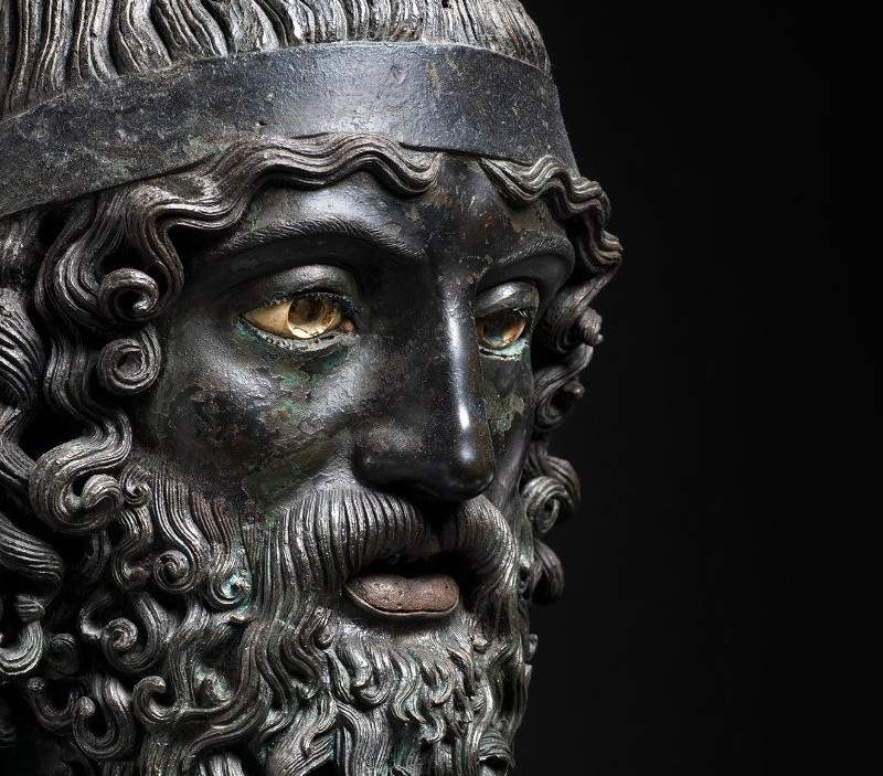 Au MArRC, une exposition entièrement consacrée aux bronzes de Riace avec des prises de vue de Luigi Spina. 