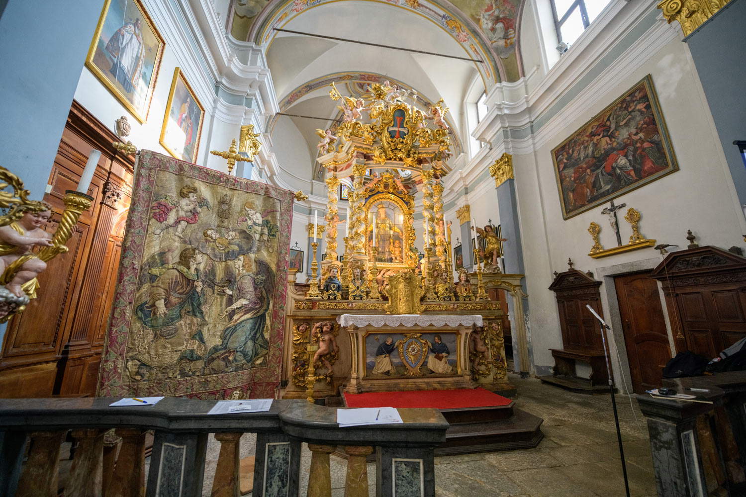 Innenraum der Kirche San Giacomo Maggiore in Campertogno Innenraum der Kirche San Giacomo Maggiore in Campertogno