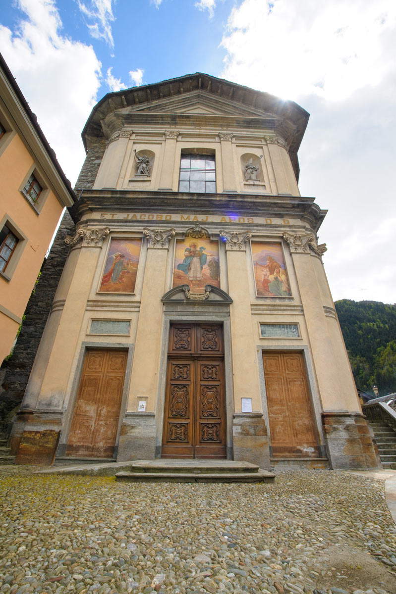 Die Kirche von San Giacomo Maggiore in Campertogno Die Kirche von San Giacomo Maggiore in Campertogno