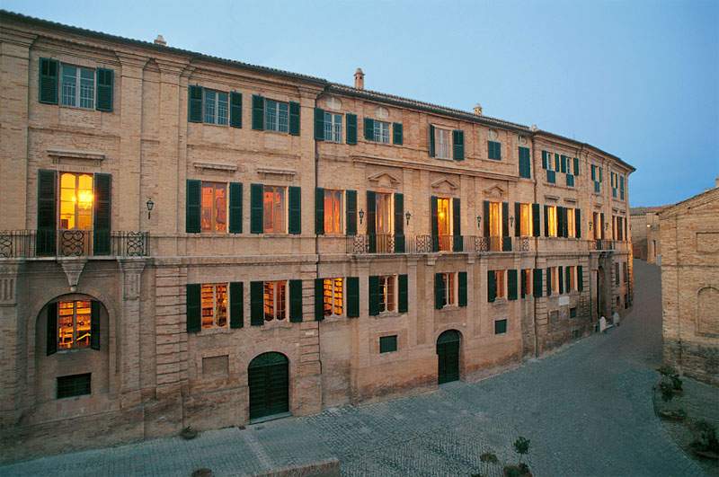 Casa Leopardi si apre all'arte contemporanea con una mostra nella famosa Biblioteca 