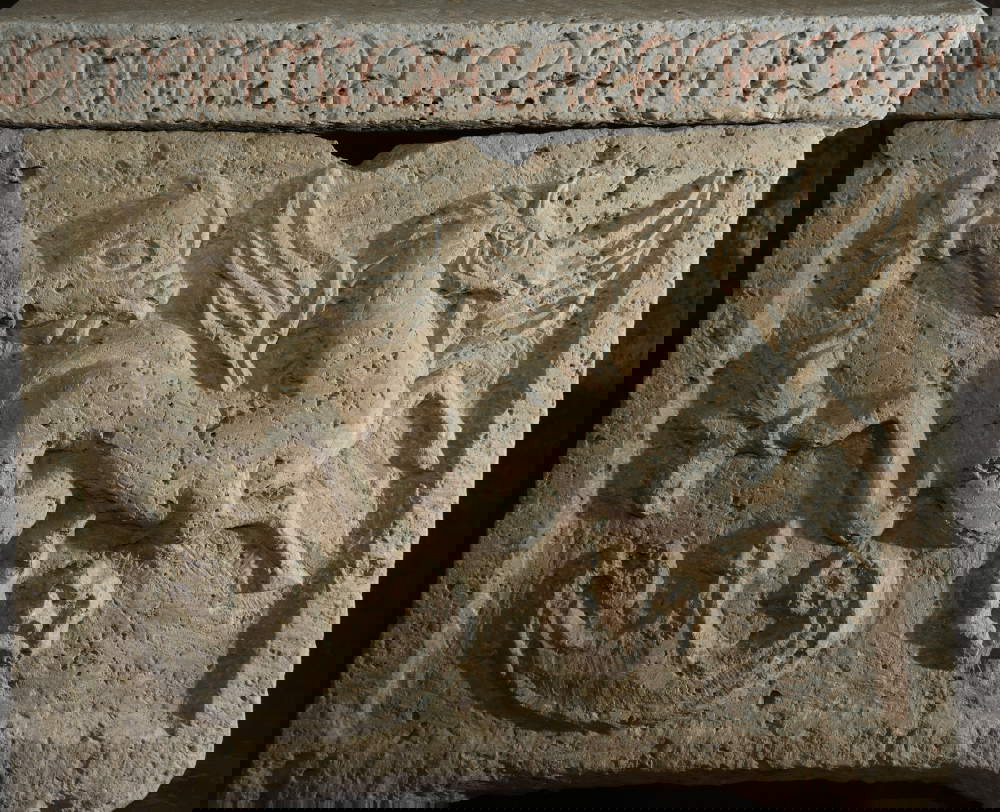 Caja tallada con escenas mitológicas y monstruos alados en el Museo Cívico La Città Sotterranea de Chiusi