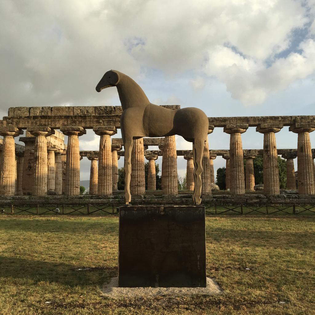Il Cavallo di sabbia di Mimmo Paladino. Foto Parco Archeologico di Paestum e Velia Il Cavallo di sabbia di Mimmo Paladino. Foto Parco Archeologico di Paestum e Velia